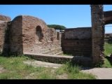 06609 ostia - regio iv - insula v - terme delle sei colonne (iv,v,10-11) - decumanus maximus - bli in das frigidarium (d).jpg